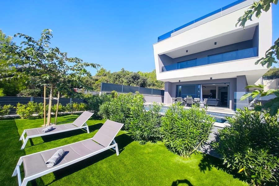 Jardin avec pelouse devant la villa