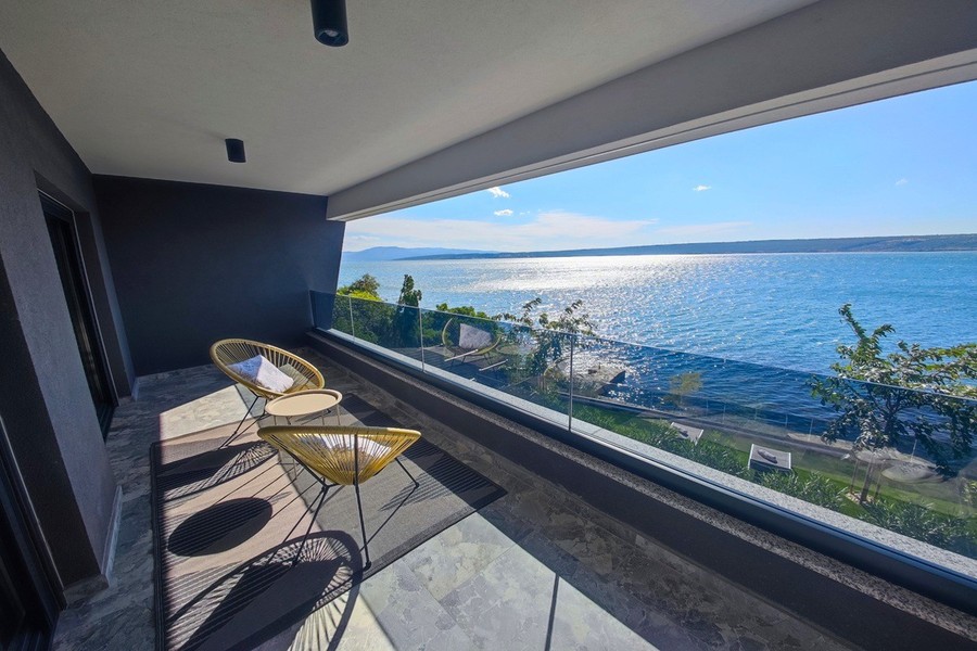 Loggia avec fauteuils et vue sur la mer