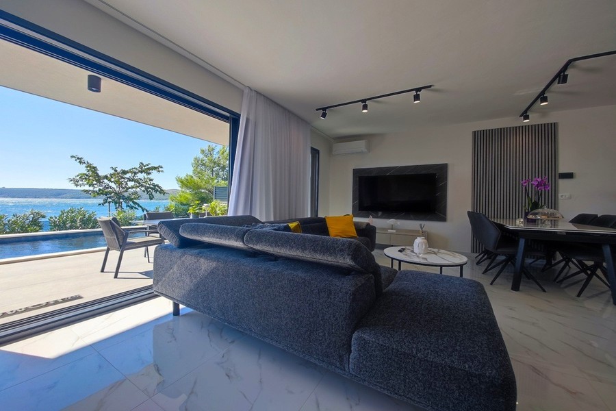 Salon avec canapé d'angle et vue sur la mer