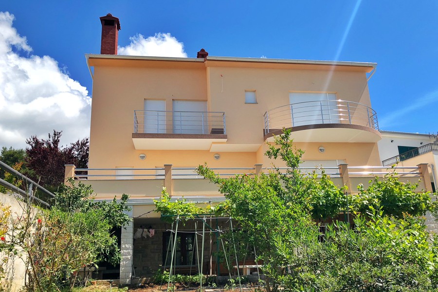 Façade avec balcons et vigne