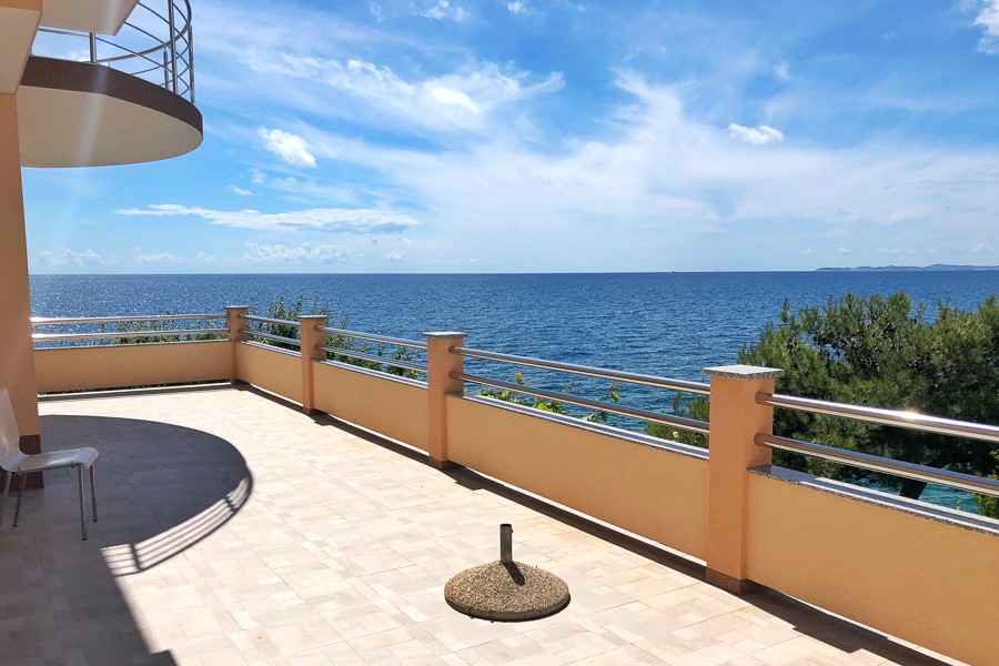 Grande terrasse avec vue mer