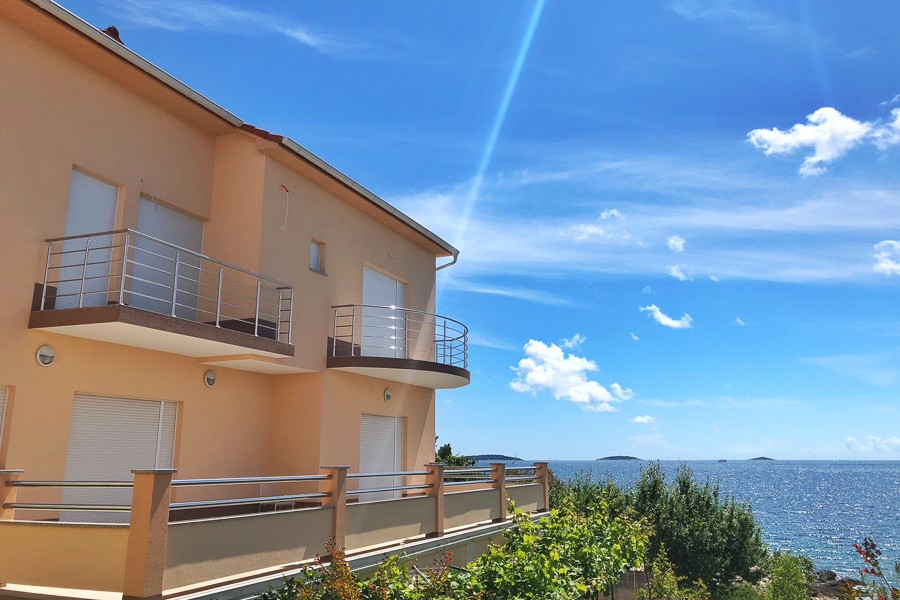 Maison avec balcons au-dessus de la mer