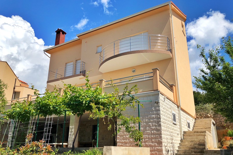 Maison avec balcon rond et escalier extérieur