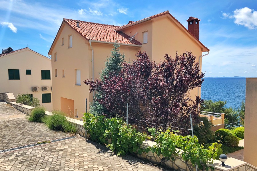 Maison avec jardin et cour pavée