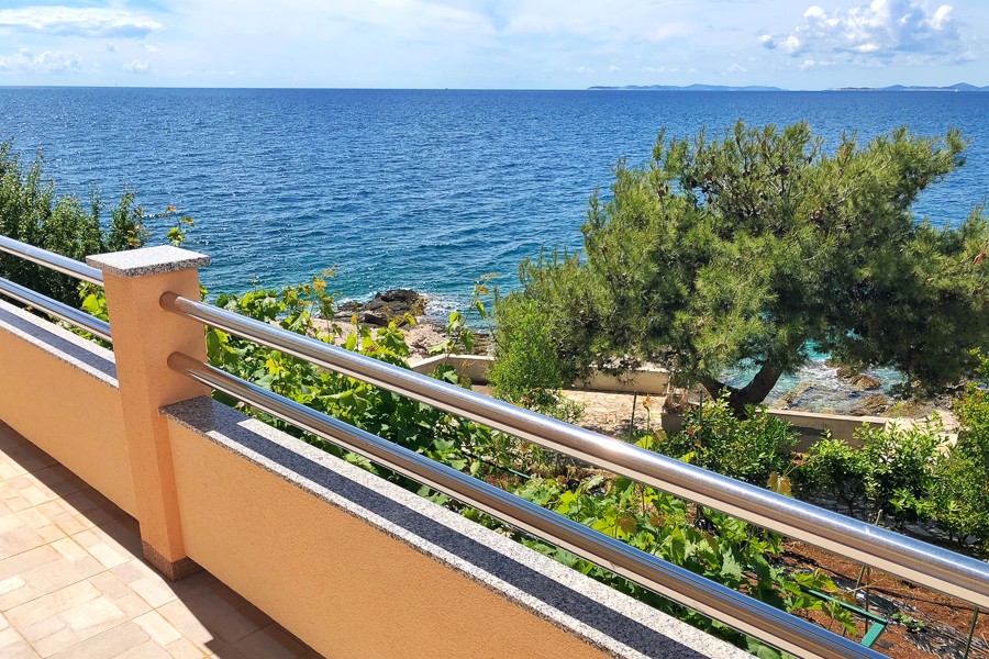 Balcon avec vue sur les pins et la mer