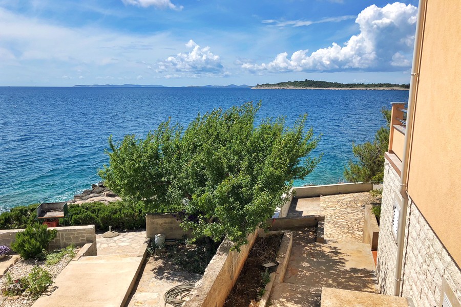 Jardin avec chemin descendant vers l'eau