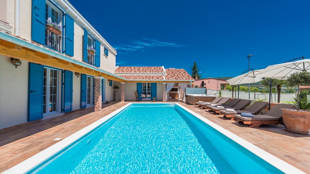 Villa avec longue piscine à Karin près de Zadar