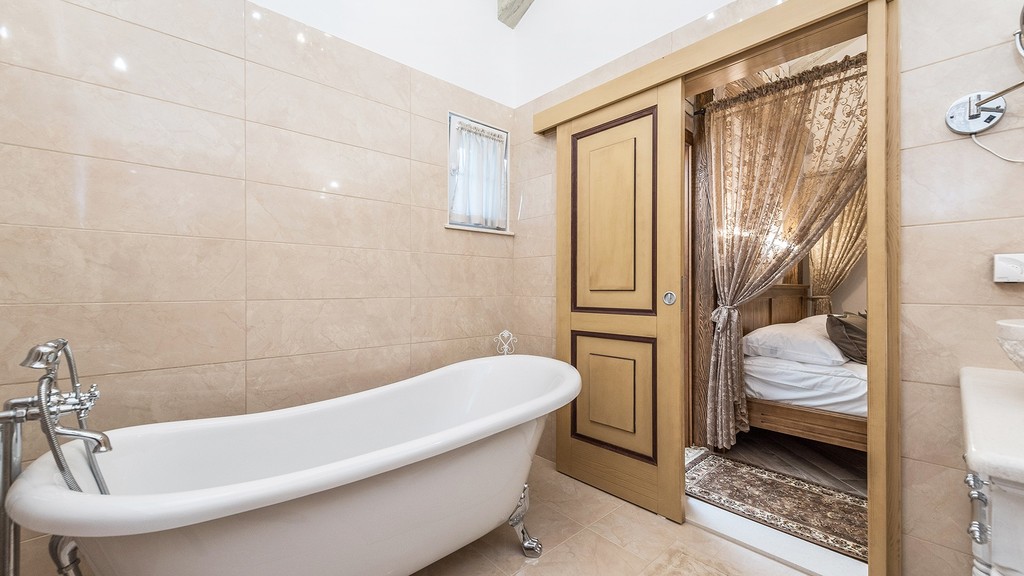 Salle de bains avec baignoire îlot
