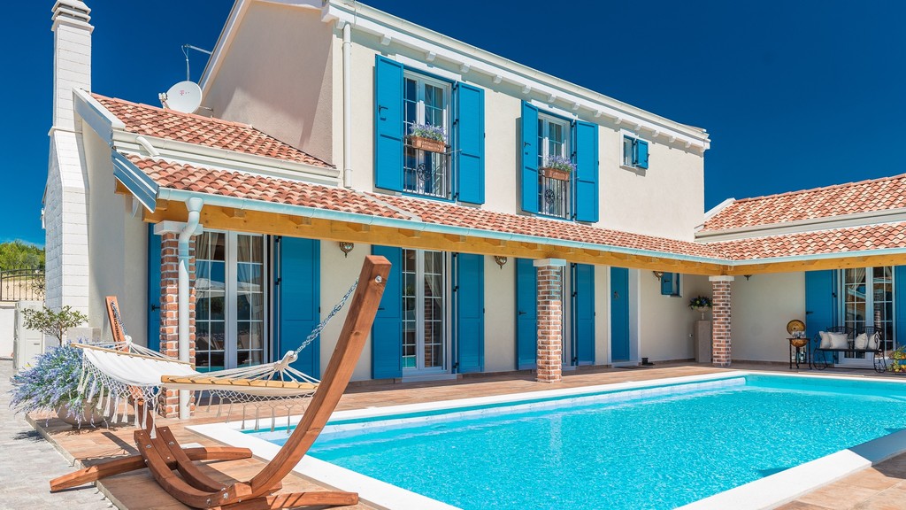 Villa avec volets bleus et piscine