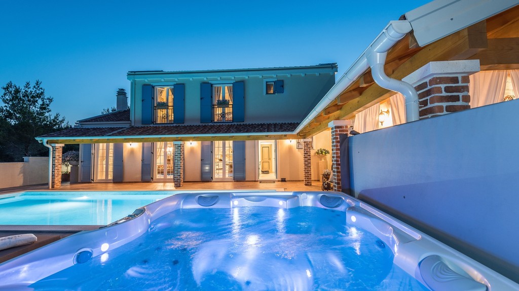 Piscine et jacuzzi éclairés le soir