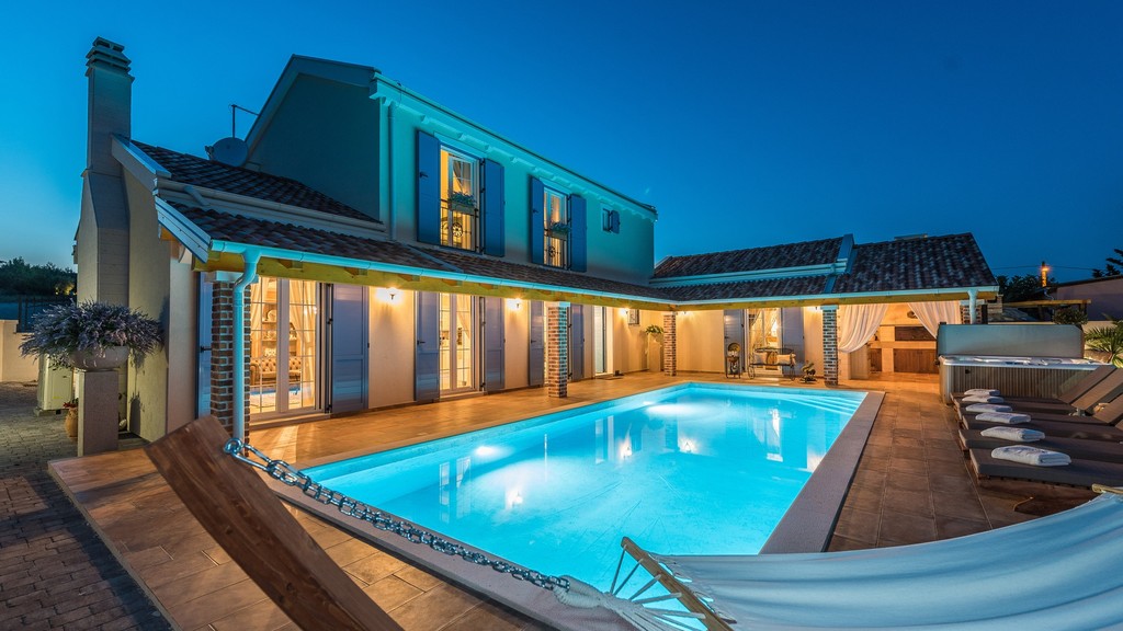 Villa le soir avec piscine et hamac