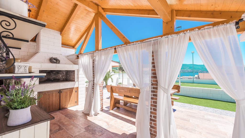 Grill sous le toit en bois