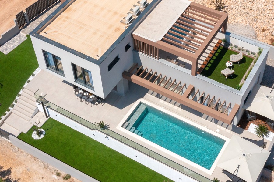 Vue aérienne de la villa avec piscine et toit-terrasse