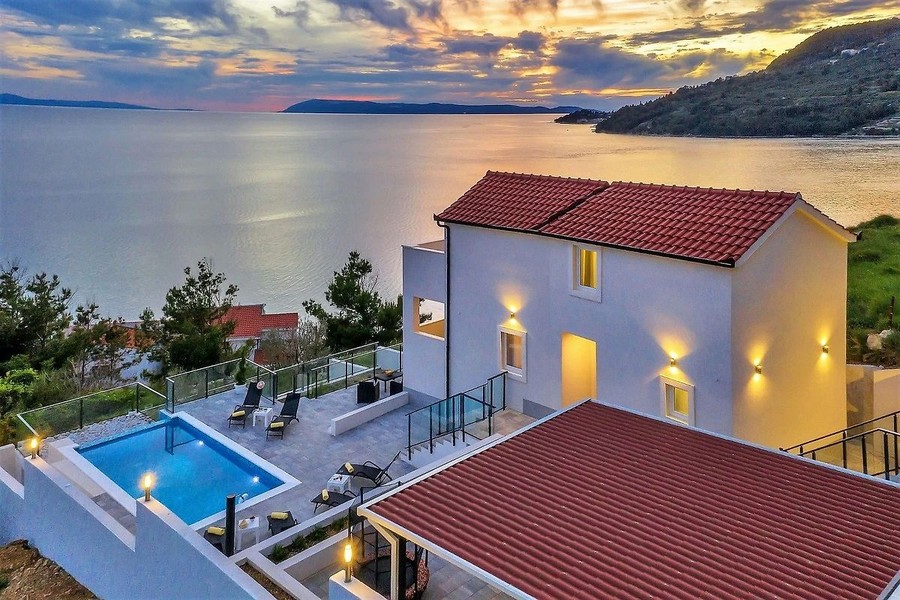 Villa avec piscine à flanc de colline au-dessus de la mer