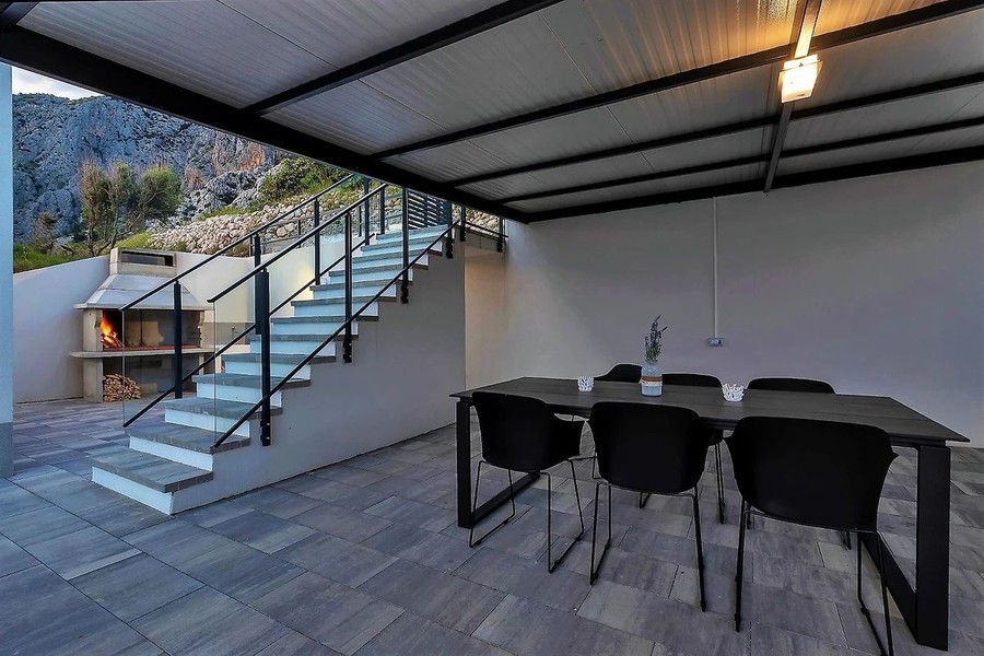 Espace repas couvert avec grill