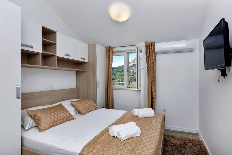 Chambre avec lit double et télévision