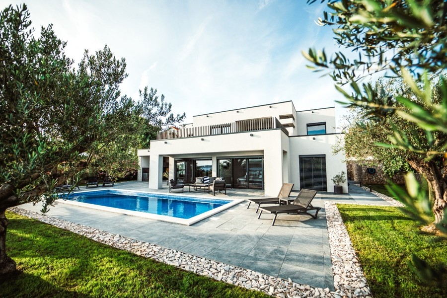 Villa avec jardin et piscine