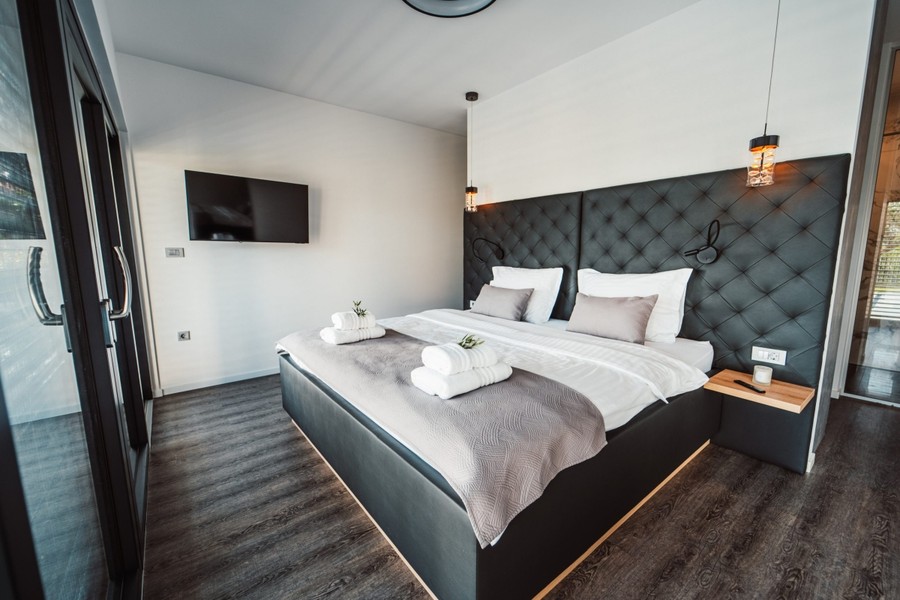 Chambre avec tête de lit capitonnée