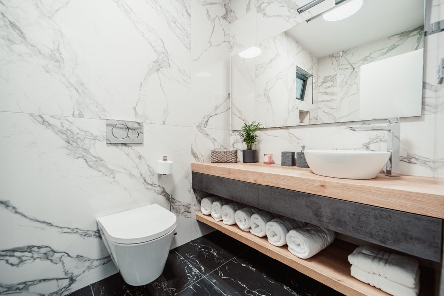 Salle de bains avec meuble vasque en bois