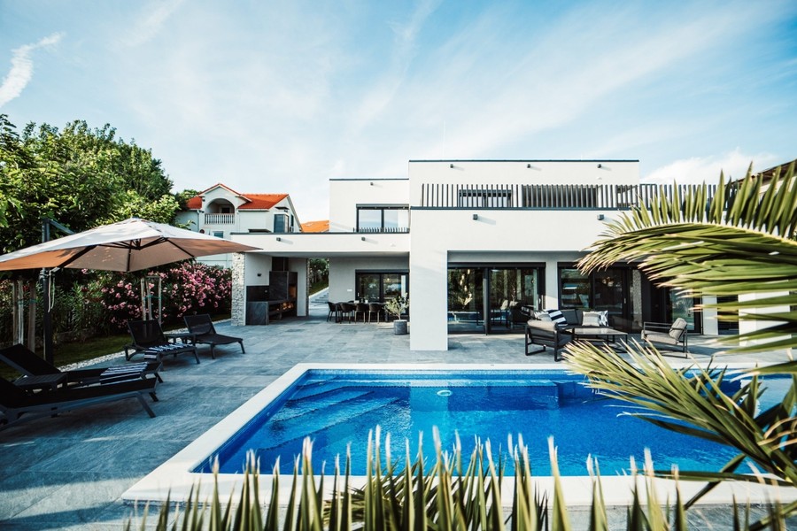 Villa avec piscine et palmiers
