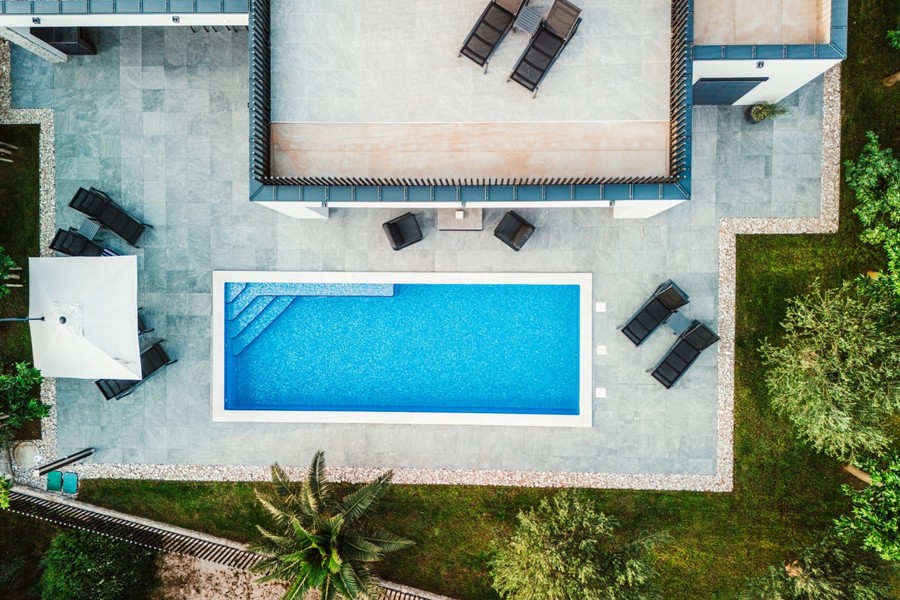 Piscine et terrasse vues d'en haut