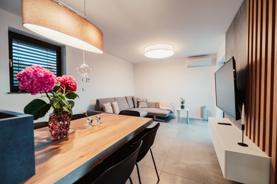 Séjour de l'appartement du haut avec cuisine