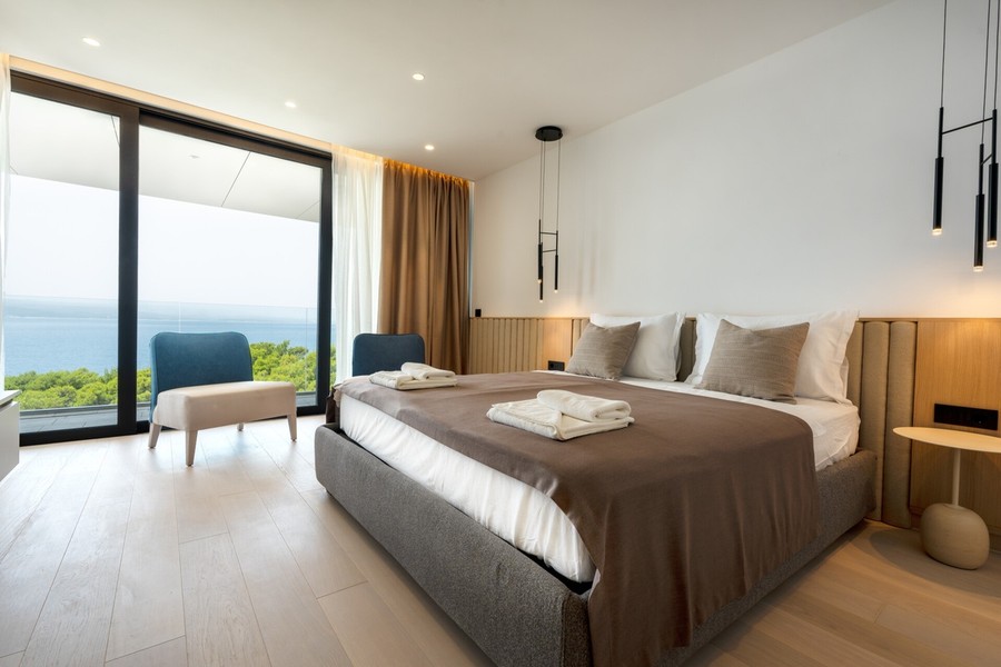 Chambre avec porte donnant sur le balcon