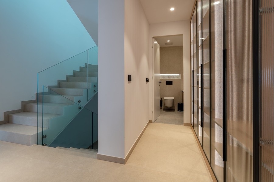 Couloir avec escalier en verre