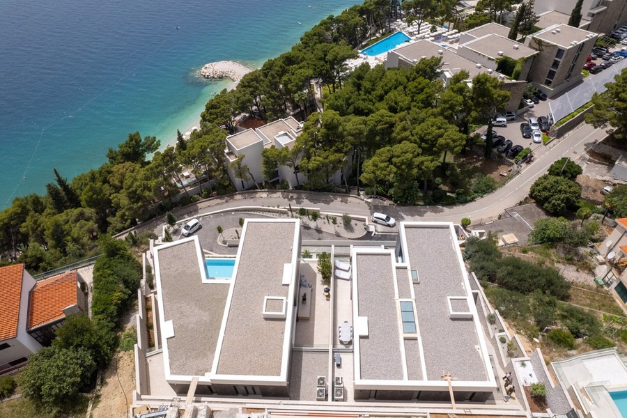 Vue aérienne de la villa au-dessus de la côte