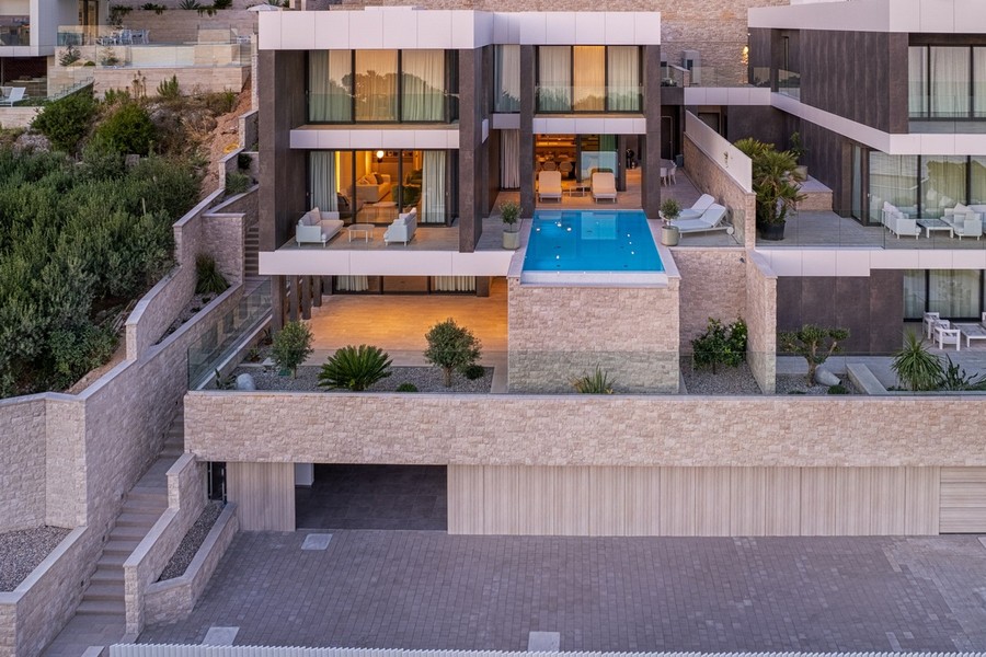 Villa avec piscine et garage vue de face