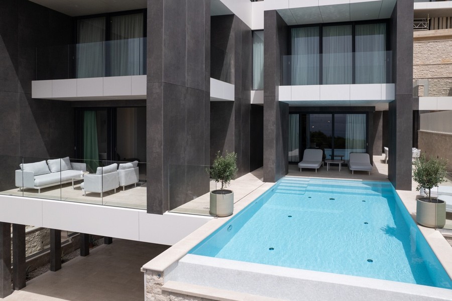 Piscine sur la terrasse de la villa