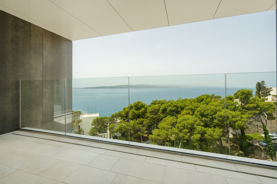 Balcon avec garde-corps en verre et vue mer
