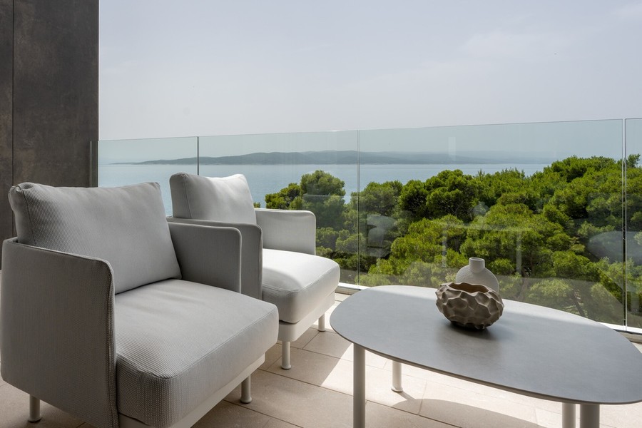 Terrasse avec fauteuils et vue sur la mer