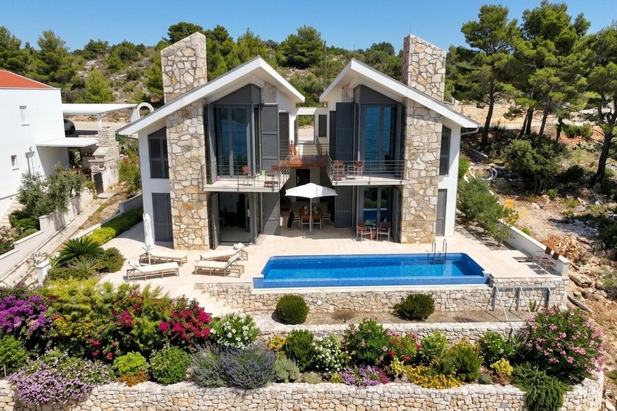 Villa en pierre avec piscine et jardin