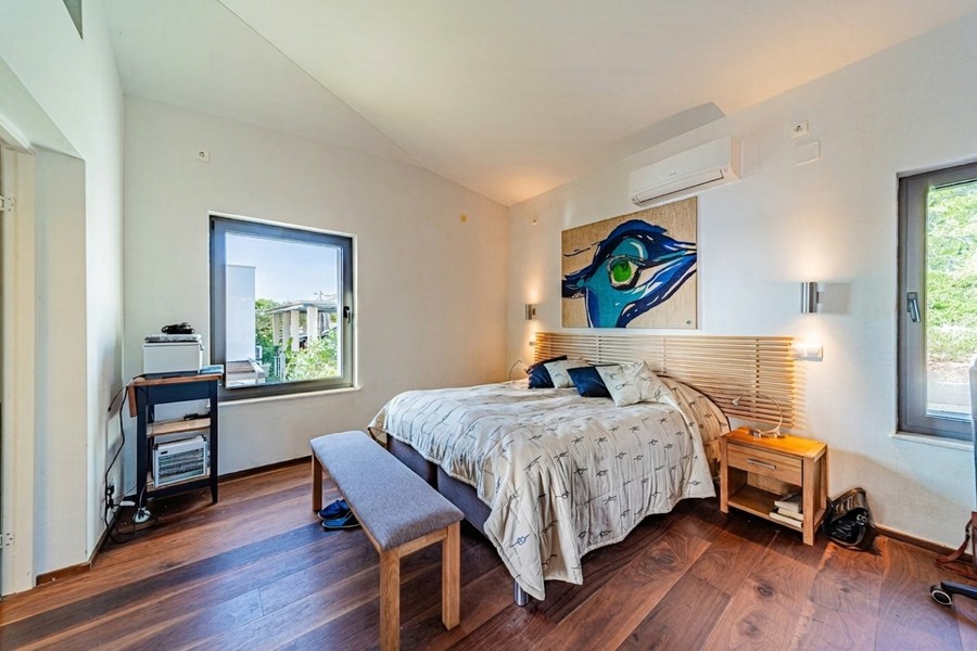 Chambre avec fenêtre donnant sur le jardin