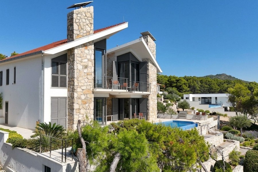 Villa avec cheminée en pierre naturelle et balcons