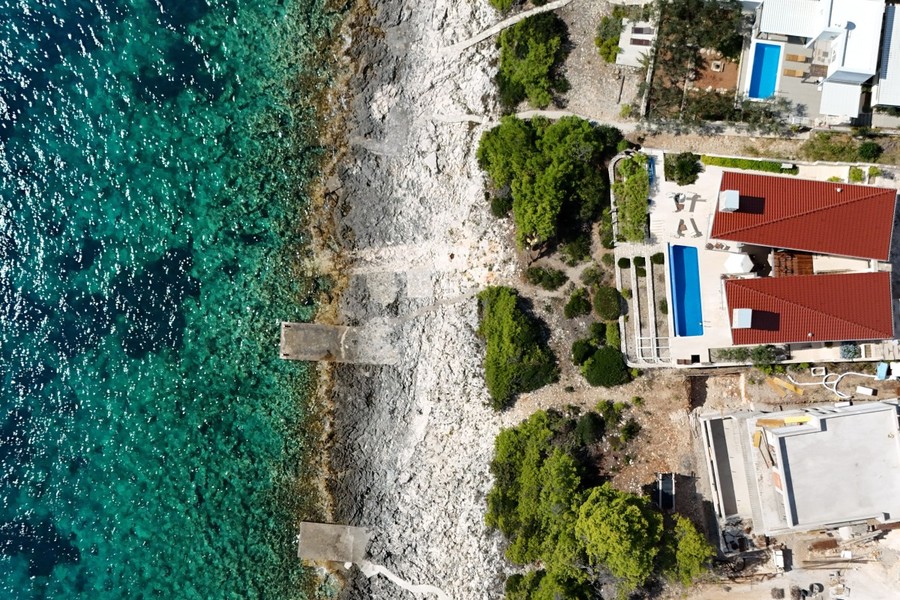 Vue aérienne de la côte avec la villa