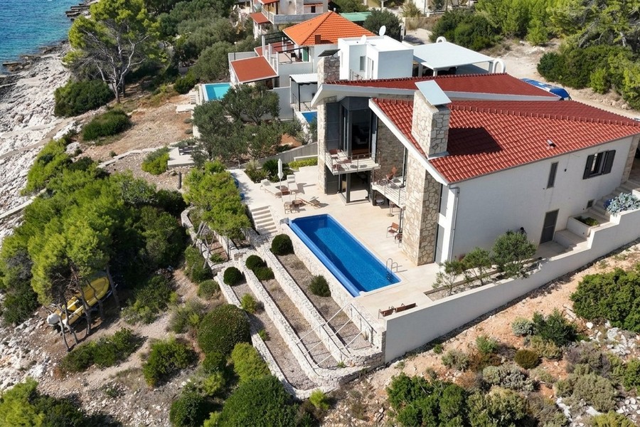 Villa avec piscine à flanc de colline au-dessus de la mer