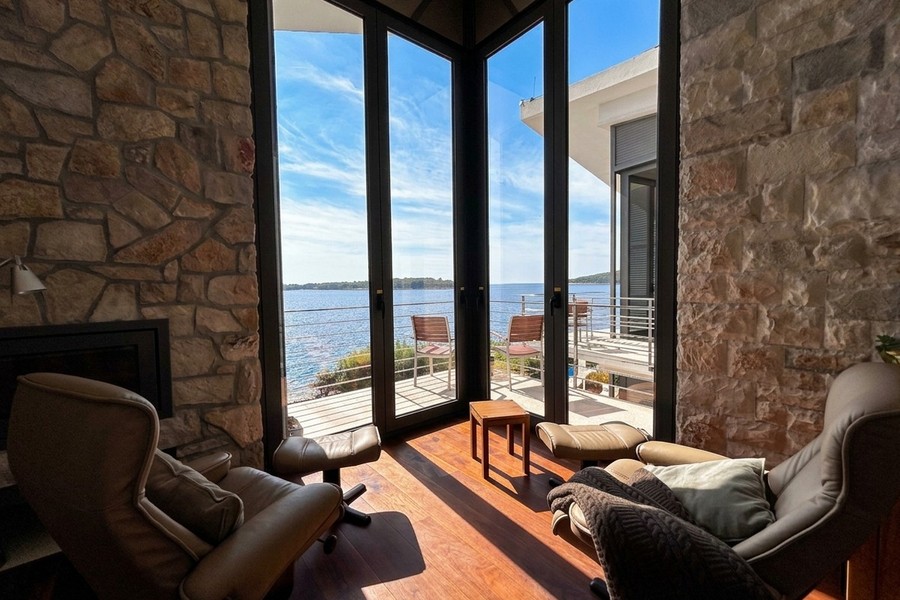 Salon avec cheminée et vue sur la mer