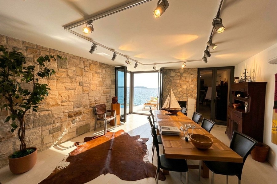 Espace repas avec mur en pierre naturelle