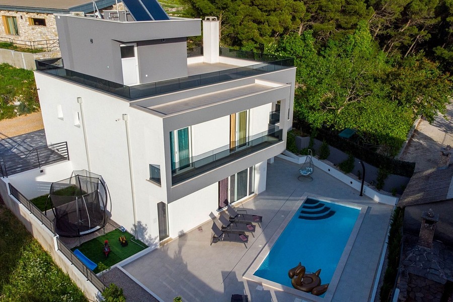 Vue aérienne de la villa avec piscine et jardin