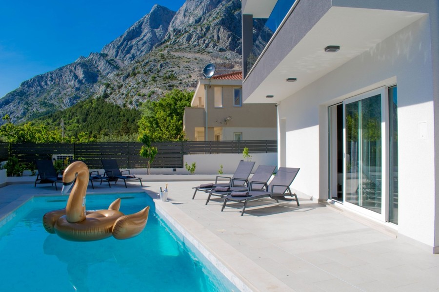 Piscine devant le massif du Biokovo