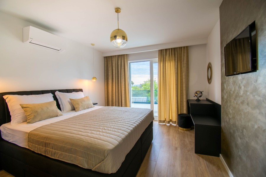 Chambre avec lit double et porte donnant sur le balcon