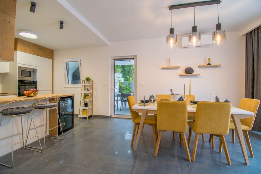 Cuisine avec espace repas et chaises jaunes