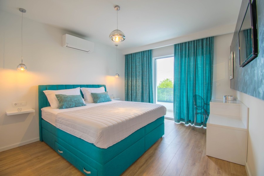 Chambre avec rideaux turquoise