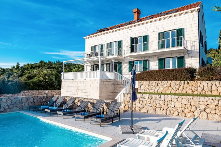 Villa en pierre avec piscine et transats