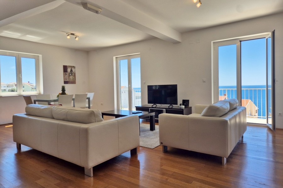 Salon avec canapés en cuir et vue mer