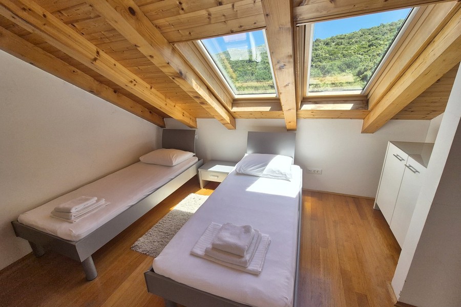 Chambre avec fenêtres de toit