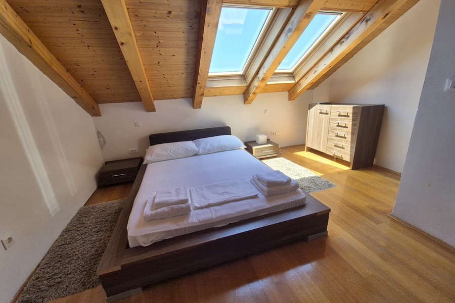 Chambre avec fenêtres de toit et commode