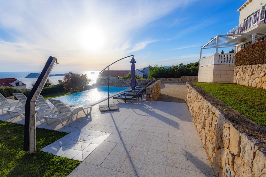 Terrasse de la piscine avec vue sur la mer